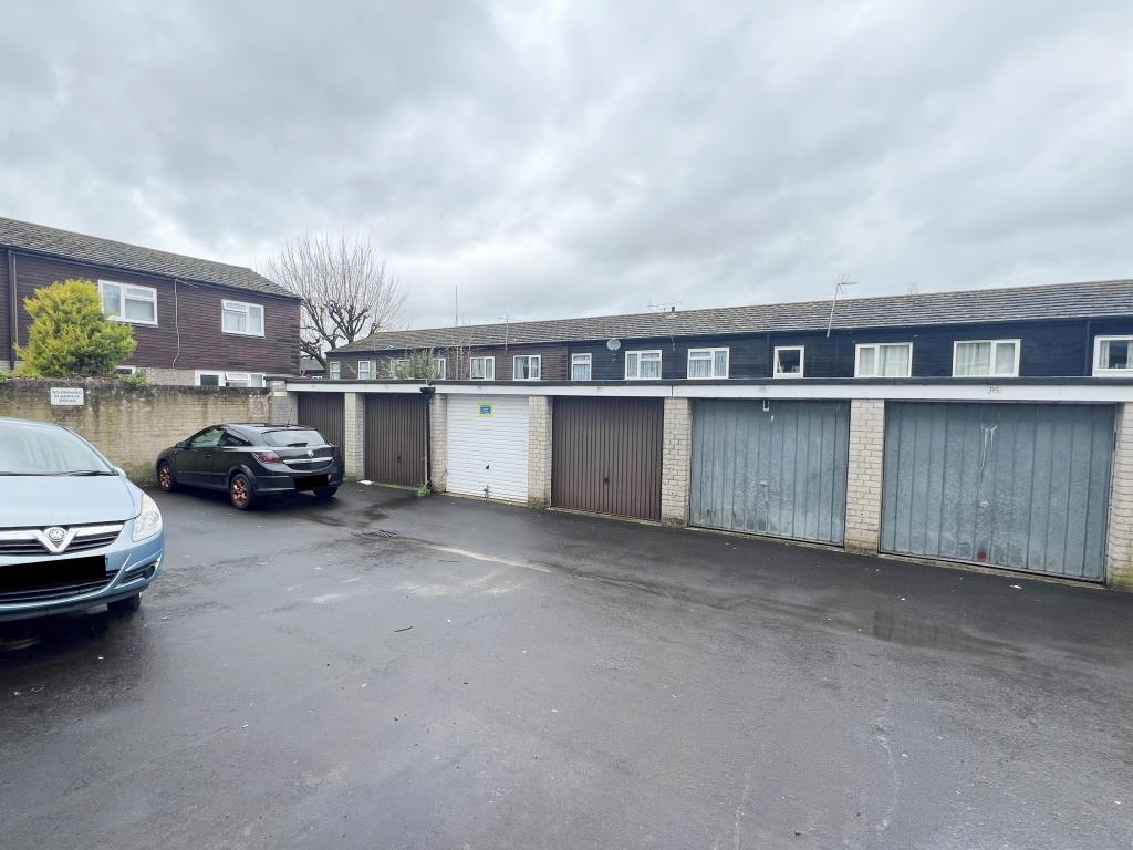 Lot: 20 - FOUR VACANT FREEHOLD GARAGES - General view of garages